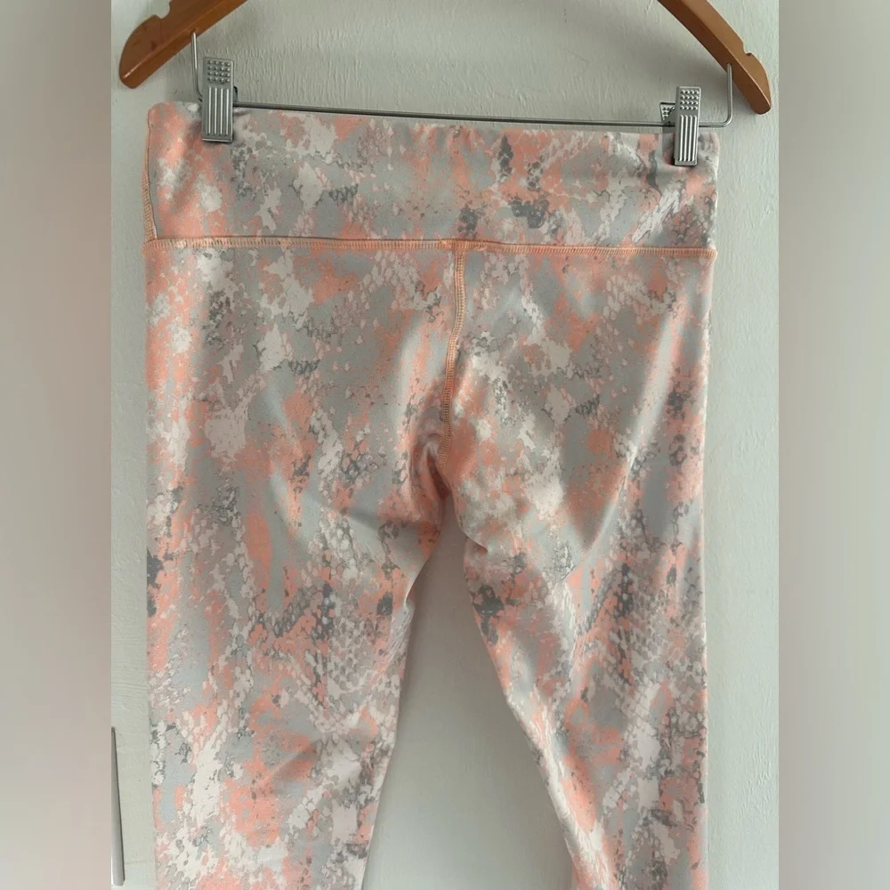 ALO Yoga Leggings - Picture 9 of 9